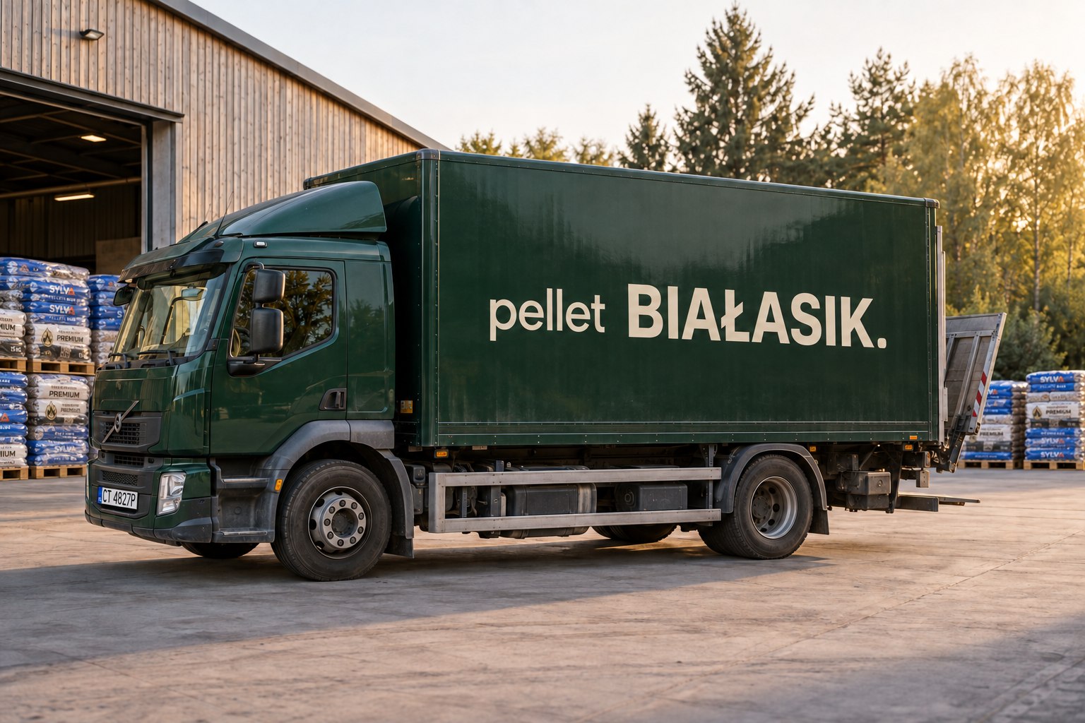 zielony samochód ciężarowy z oznaczeniem Pellet Białasik
